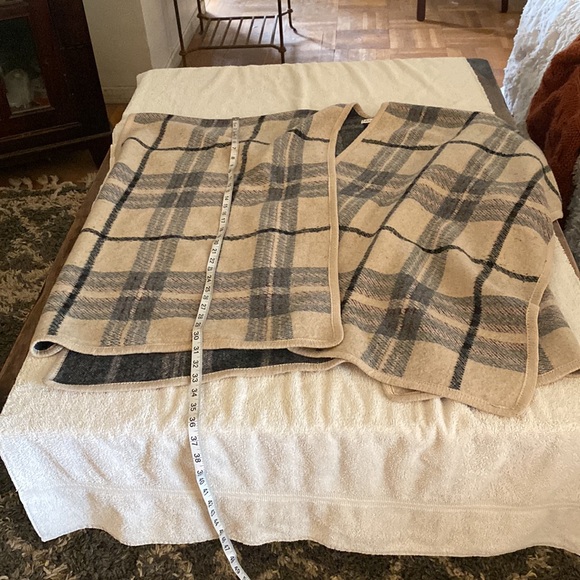 Neiman Marcus beautiful Ruana Cape/Shawl. This is so beautiful & chic - Picture 8 of 10